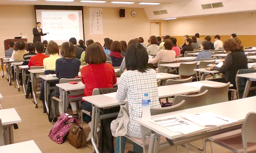 奈良県女性経営研究会―WINの会―の公開講座「浦谷先生講演会」を開催した時の一場面の風景。脳研究者浦谷裕樹先生を招いての「脳活性のワーク」は大好評を得ました。