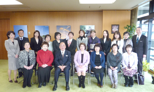 2016年3月1日、荒井奈良県知事を表敬訪問、奈良県の現在と未来のビジョンについてお話し頂きました時の記念撮影の様子。希望を新たにする機会となった日。