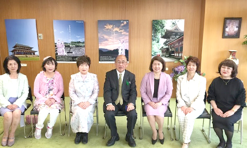 2017年4月6日、毎年恒例の県知事表敬訪問を行いました時の記念撮影風景。奈良県の女性に大きな期待を寄せて下さっていることが伝わり、思いを篤くしたひと時。